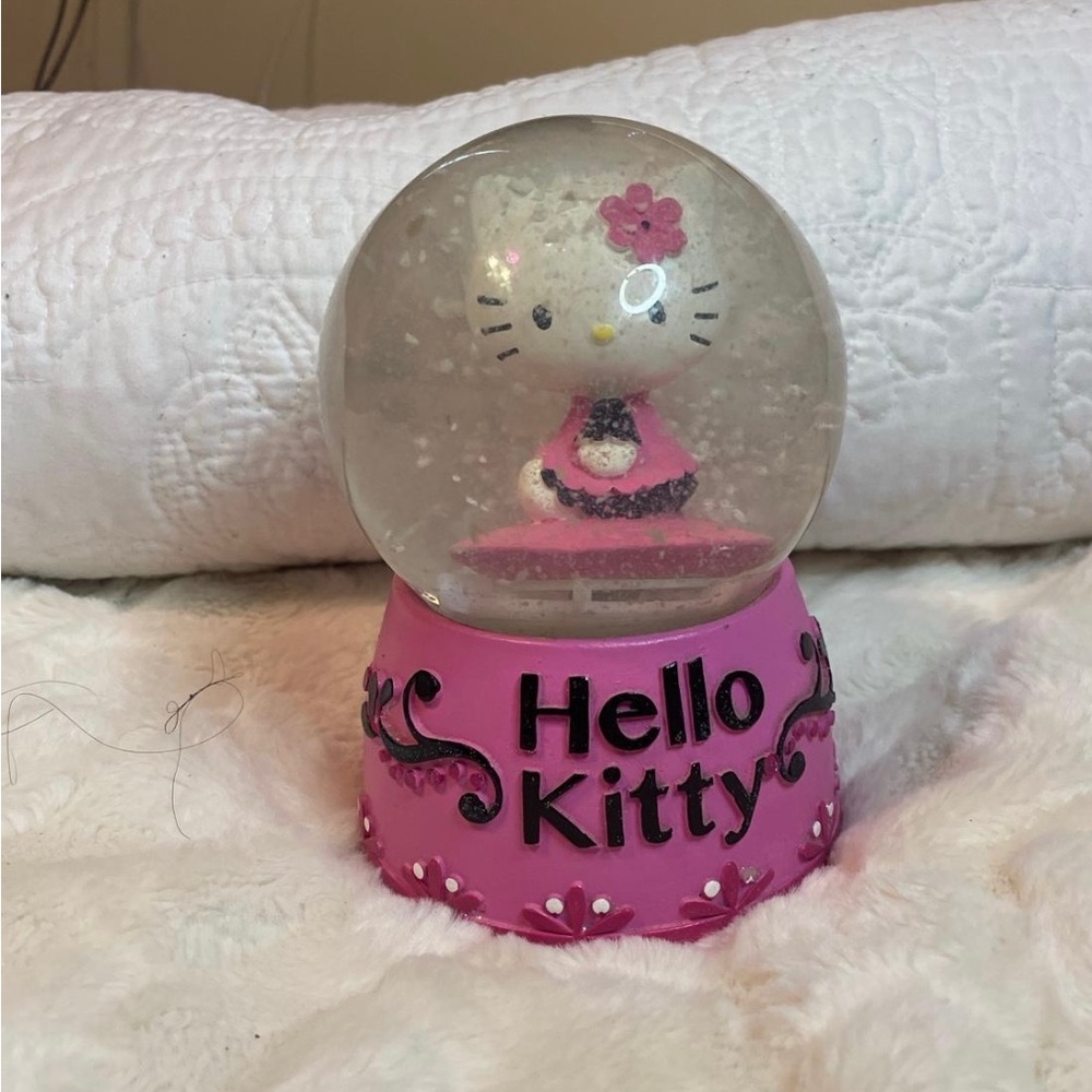 Vintage Hello Kitty Snow Globe  Collectible With Music!!!